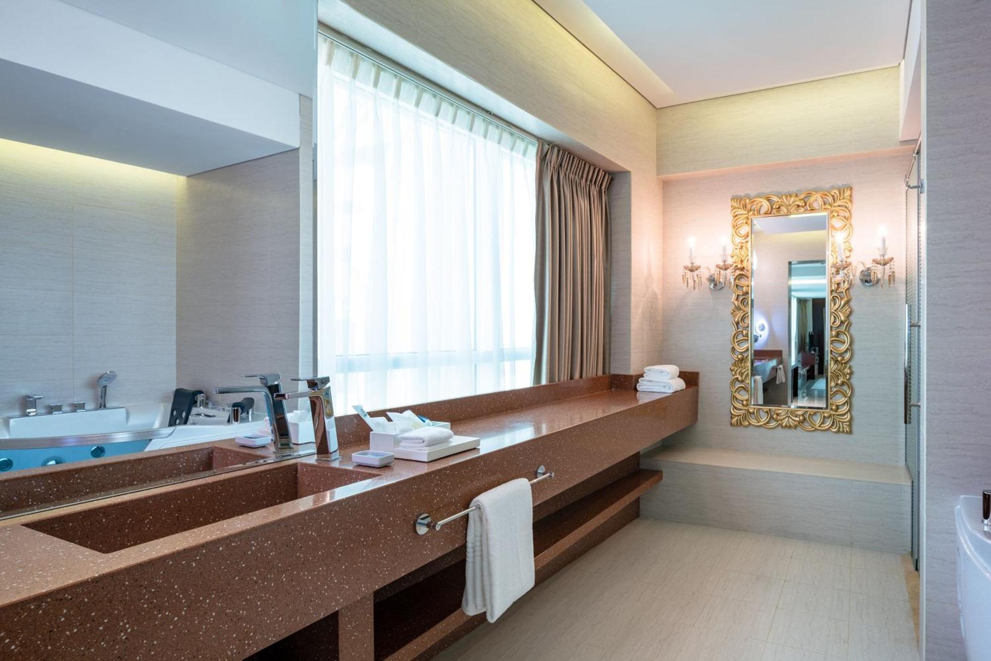 Four Points By Sheraton Шарджа Екстериор снимка